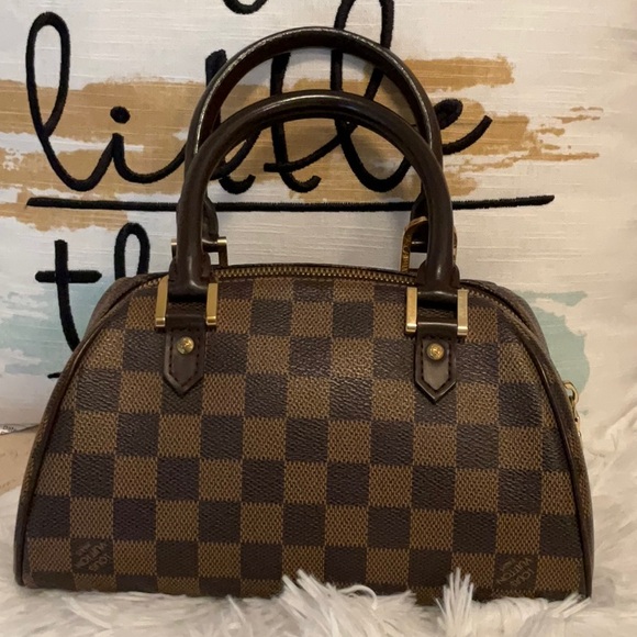 Louis Vuitton - Picture 2 of 10